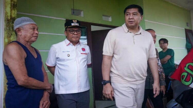 Menteri PKP Maruarar Sirait (kanan) didampingi Wakil Wali Kota Balikpapan Bagus Susetyo (tengah) menyambangi rumah subsidi milik warga di kolometer 21 Kecamatan Balikpapan Utara, Kota Balikpapan, Provinsi Kalimantan Timur (ANTARAFOTO/Aditya Nugroho)