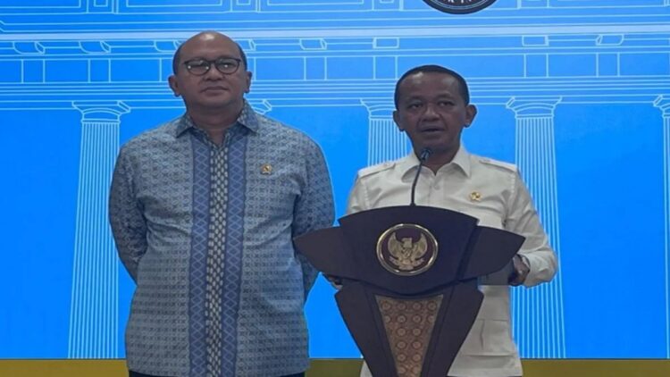 Presiden Prabowo Setujui Huayou Gantikan LG di Proyek Baterai Listrik Rp155 Triliun 1 Menteri Energi dan Sumber Daya Mineral (ESDM) (kanan) saat memberikan pernyataan pers di Istana Kepresidenan, Jakarta, Kamis (22/5/2025). (ANTARA/Fathur Rochman)