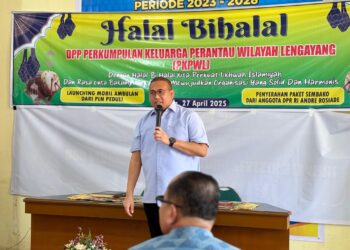 Andre Rosiade Serahkan Ambulans dan Bagi Ratusan Sembako untuk Perantau Lengayang di Padang