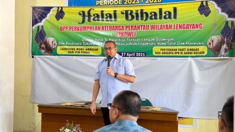 Andre Rosiade Serahkan Ambulans dan Bagi Ratusan Sembako untuk Perantau Lengayang di Padang 1 Wakil Ketua Komisi VI DPR Andre Rosiade menyerahkan ambulans untuk perantau Lengayang di Padang. (Foto: Dok.Ist)