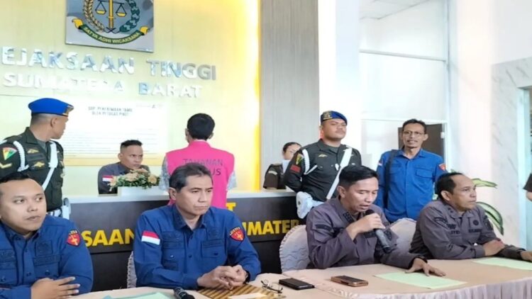 Mantan Dirut Perumda PSM Resmi Ditahan, Diduga Selewengkan Dana Subsidi Rp2,7 Miliar 1 Kejati Sumbar memberikan keterangan pers penahanan Direktur Utama Perusahaan Umum Daerah (Perumda) Padang Sejahtera Mandiri (PSM) PI yang menjadi tersangka kasus dugaan korupsi penyalahgunaan dana operasional Perumda PSM tahun anggaran 2021 di Padang, Kamis (22/5). ANTARA/FathulAbdi