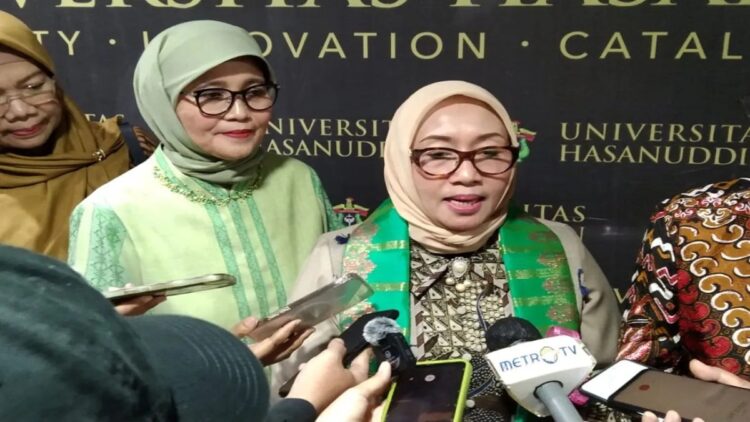 Menteri PPPA Arifah Fauzi (tengah) didampingi Rektor Unhas Prof Jamaluddin Jompa memberikan keterangan pers di Makassar, Sabtu,(24/5/2025).ANTARA/Abd Kadir (1)