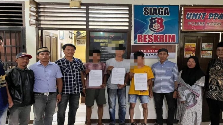 Tiga pelaku sedang berada di Polres Agam. Dok ANTARA/HO/Humas Polres Agam