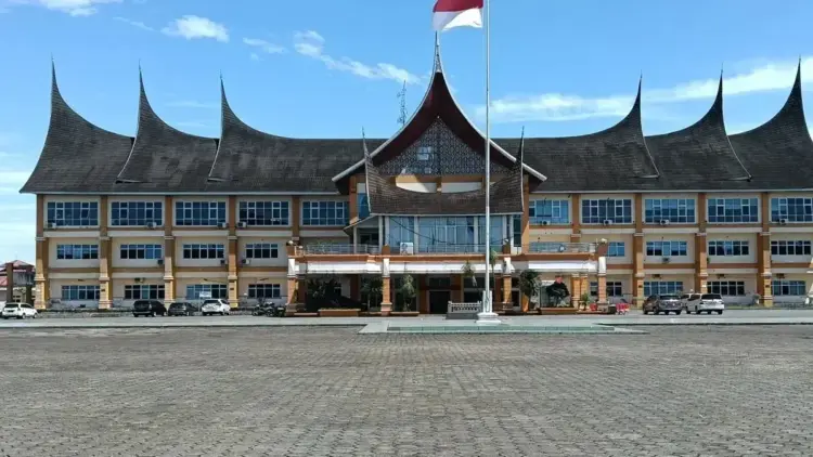 Kantor Bupati Pasaman Barat. Pemkab setempat telah mengusulkan ke pemerintah pusat untuk memperoleh pembangunan Sekolah Rakyat bagi anak-anak yang berasal dari keluarga miskin. ANTARA/Altas Maulana.