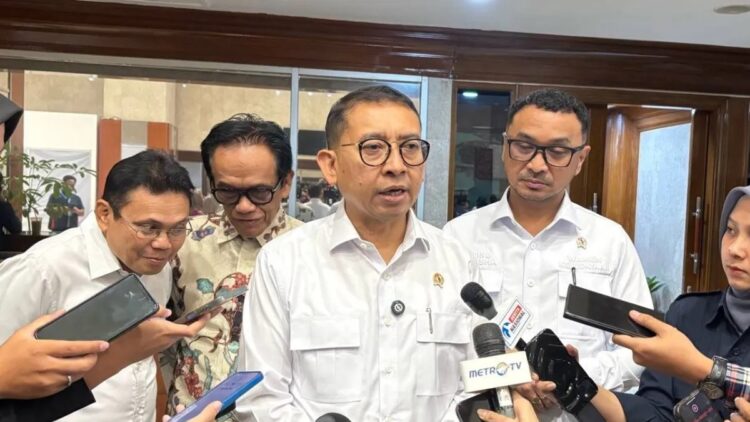 Menteri Kebudayaan Fadli Zon (tengah) saat ditemui usai melakukan rapat dengan Komisi X DPR RI di kompleks parlemen, Jakarta, Senin (26/5/2025). ANTARA/ (Sinta Ambar)