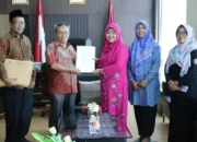 Panitia Serahkan Berkas 11 Bakal Calon Rektor UIN Imam Bonjol Padang kepada Rektor