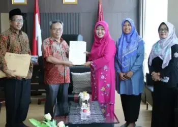 Panitia Serahkan Berkas 11 Bakal Calon Rektor UIN Imam Bonjol Padang kepada Rektor