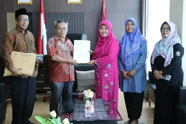 Panitia Serahkan Berkas 11 Bakal Calon Rektor UIN Imam Bonjol Padang kepada Rektor 1 IMG 1625 750x500 1