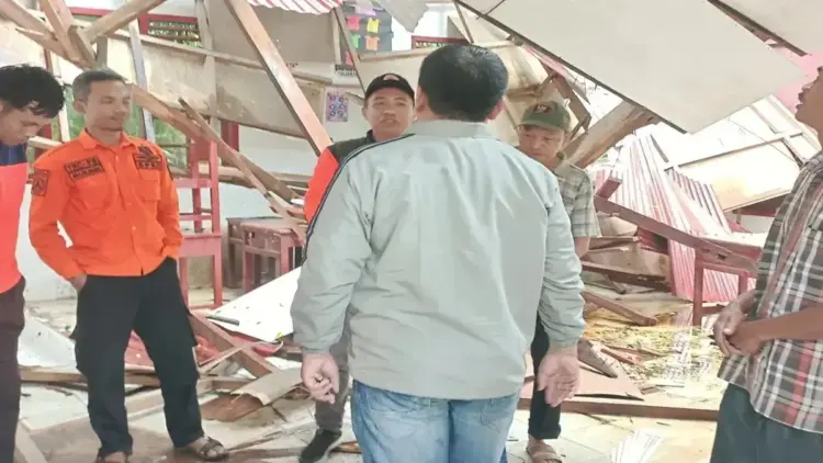 Revitalisasi 16 Sekolah Rusak, Pemkab Pasaman Ajukan Rp8 Miliar ke Pusat 1 Ilustrasi gedung sekolah di Kabupaten Pasaman, Sumatera Barat yang rusak. ANTARA/Heri Sumarno