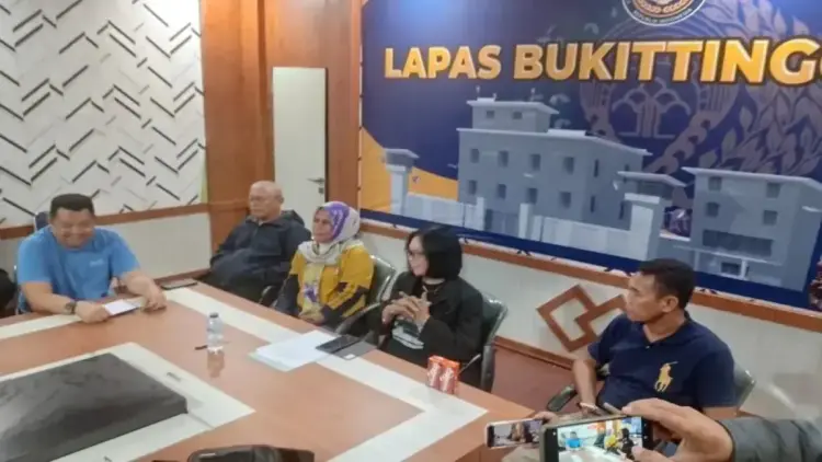 Kepala Kantor Wilayah Direktorat Jenderal Kementerian Imipas Sumbar, Marselina Budiningsih didampingi Kapolresta Bukittinggi, Kombes Pol Yessi Kurniati saat memberikan keterangan ke wartawan terkait kasus warga binaan alami keracunan miras oplosan di Lapas Bukittinggi. (ANTARA/Al Fatah)