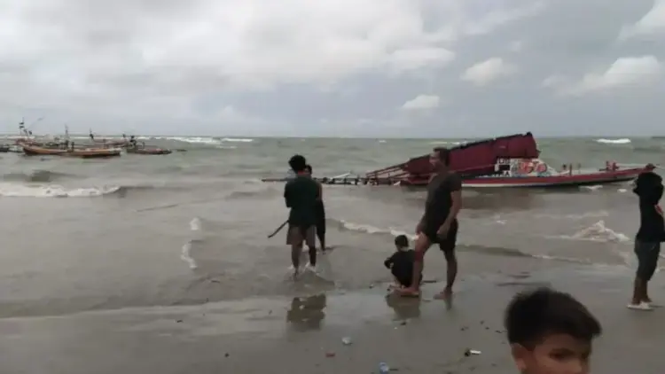 Kapal Wisata Tenggelam di Bengkulu, 7 Orang Tewas Termasuk Warga Padang 1 Kapal yang ditumpangi oleh para wisatawan yang habis berkunjung ke Pulau Tikus Kota Bengkulu terdampar akibat mengalami kebocoran pada Minggu (11/5/2025). ANTARA/Anggi Mayasari