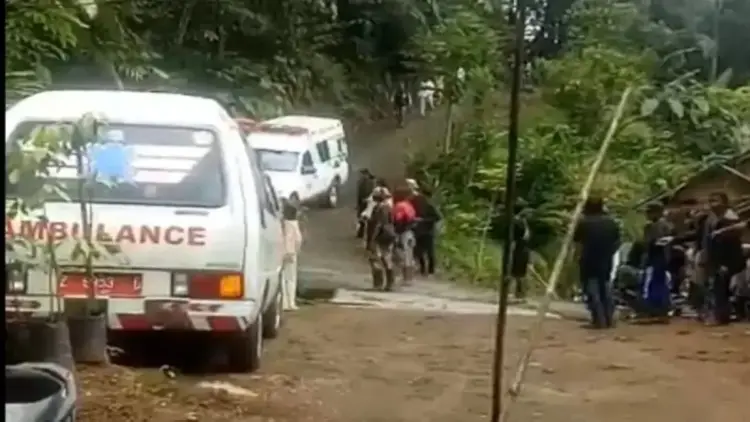 Mobil ambulans membawa korban ledakan di Kecamatan Cibalong, Kabupaten Garut, Jawa Barat, Senin (12/5/2025). ANTARA/HO-warga