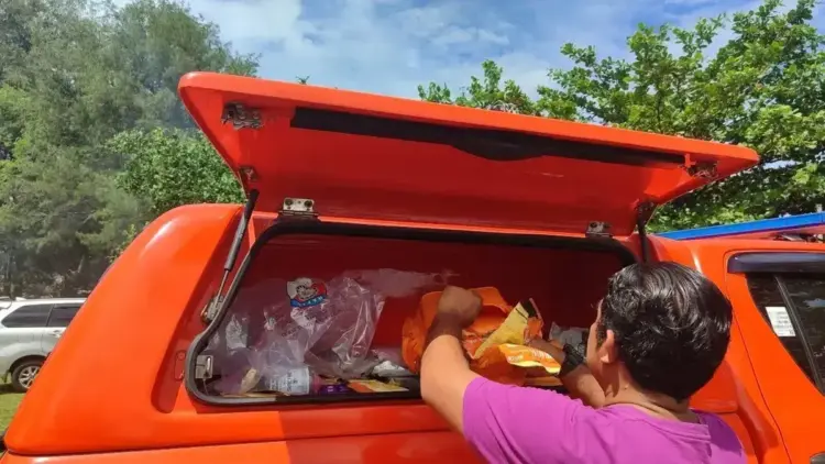 Korban Kapal Wisata Tenggelam di Bengkulu Bertambah jadi 8 Orang, Akses ke Pulau Tikus Ditutup 1 Anggota Polresta Bengkulu saat mempersiapkan peralatan untuk melakukan olah TKP pasca karamnya kapal wisata Tiga Putra di perairan laut Pantai Malabero, Bengkulu, Senin (12/5/2025). ANTARA/Anggi Mayasari