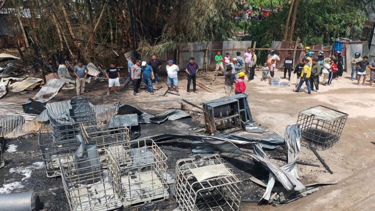 Gudang BBM Ilegal di Bukittinggi Terbakar, Timbulkan Ledakan 1 Gudang yang diduga menjadi tempat penimbunan bahan bakar minyak (BBM) ilegal terbakar di Kota Bukittinggi pada Minggu (18/5). (ANTARA/Al Fatah)