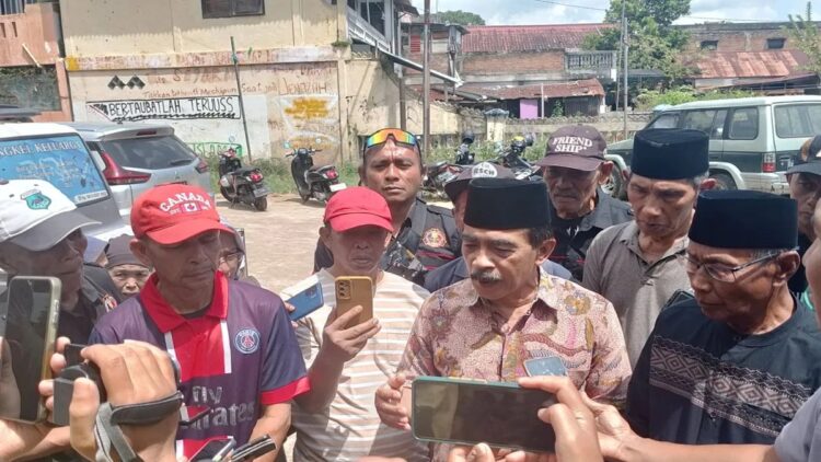 Masyarakat Adat di Bukittinggi Antisipasi Dugaan Penyerobotan Tanah Ulayat 1 Tokoh masyarakat adat Kurai Bukittinggi, Taufik Datuak Nan Laweh saat memberikan keterangan terkait upaya masyarakat adat mengantisipasi penjualan tanah secara sepihak. (ANTARA/Al Fatah)