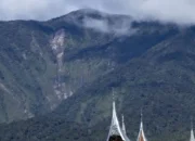 Gunung Marapi Erupsi Tujuh Kali, Kolom Abu Capai 1 Kilometer, Warga Diminta Waspada