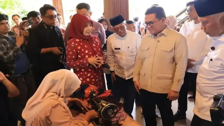 Mendag Berikan Kiat Agar UMKM Indonesia Bisa Bersaing di Pasar Global 1 Menteri Perdagangan (Mendag) RI Budi Santoso melihat langsung proses pembuatan selendang Kerancang Koto Gadang di salah satu pusat UMKM di Kota Padang, Sumatera Barat, Jumat (9/5/2025). (ANTARA/Muhammad Zulfikar)