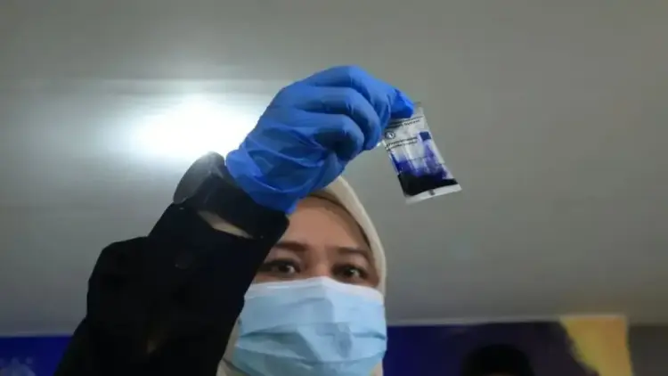 BNN Sumbar Buru Pemilik 1,5 Kg Sabu yang Disita di Bukittinggi 1 Petugas menguji sampel keaslian narkotika jenis sabu-sabu sebelum dimusnahkan BNN Provinsi Sumbar di Kota Padang, Kamis (15/5/2025). ANTARA/Muhammad Zulfikar