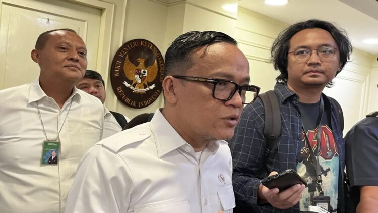 Wakil Menteri Ketenagakerjaan (Wamenaker) Immanuel Ebenezer Gerungan saat ditemui di Kementerian Ketenagakerjaan RI Jakarta, Senin (19/5/2025). (ANTARA/Arnidhya Nur Zhafira)