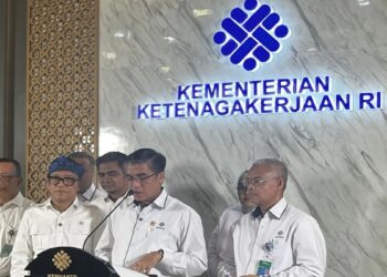 Menaker Terbitkan Larangan Penahanan Ijazah oleh Perusahaan, Ini Aturannya
