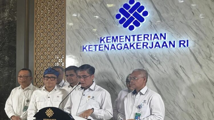 Menteri Ketenagakerjaan (Menaker) Yassierli saat memberikan keterangan pers di Kantor Kemnaker RI Jakarta, Selasa (20/5/2025). (ANTARA/Arnidhya Nur Zhafira)