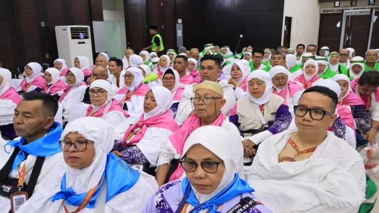 Tiga Calon Haji dari Embarkasi Padang Meninggal Dunia di Tanah Suci 1 Calon jamaah haji Embarkasi Kota Padang mendengarkan arahan sebelum diterbangkan ke Arab Saudi di Embarkasi Padang, Provinsi Sumatera Barat. ANTARA/Muhammad Zulfikar