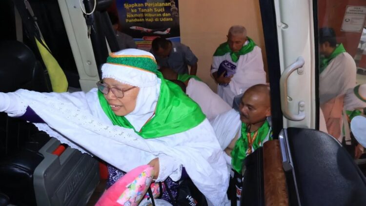 92 Calon Haji Embarkasi Padang Terpisah di Tanah Suci, Kemenag Siapkan Penanda Khusus 1 Calon jamaah haji Embarkasi Haji Padang menaiki bus sebelum bertolak ke Bandara Internasional Minangkabau, Sumatera Barat menuju Arab Saudi untuk menunaikan ibadah haji. ANTARA/Muhammad Zulfikar