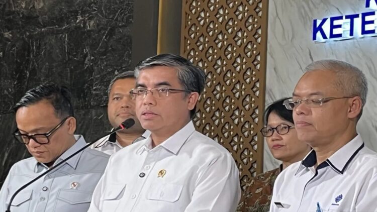 Menaker Terbitkan Edaran Larangan Diskriminasi dalam Rekrutmen Kerja 1 Menteri Ketenagakerjaan (Menaker) Yassierli saat melakukan konferensi pers terkait SE Larangan Diskriminasi dalam Proses Rekrutmen Tenaga Kerja di Kantor Kemnaker RI, Jakarta, Rabu (28/5/2025). (ANTARA/Arnidhya Nur Zhafira)