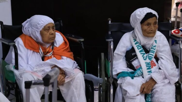 Calon jamaah haji lanjut usia mendengarkan arahan Wakil Kepala BPH Dahnil Anzar Simanjuntak di Embarkasi Padang, Sumatera Barat, Senin (26/5/2025). ANTARA/Muhammad Zulfikar