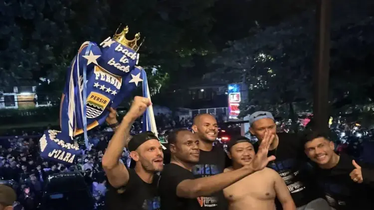 Persib Bandung Juara Liga 1 2024/2025, Resmi Sandang Bintang Empat 1 Para pemain Persib Bandung saat merayakan juara Liga 1 2024/2025 di Graha Persib, Kota Bandung, Jawa Barat, Senin (5/5/2025). (ANTARA/Rubby Jovan)