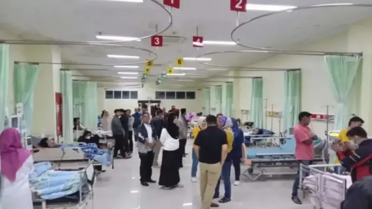 Sebanyak 22 orang dilarikan ke RSAM diduga keracunan minuman keras oplosan, sedangkan satu lainnya dinyatakan meninggal dunia di RSUD. (ANTARA/Al Fatah)