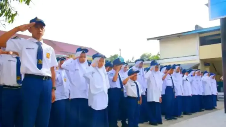 Pemko Padang Panjang Siapkan Seragam Sekolah Gratis Siswa Kurang Mampu 1 Kepala Dinas Pendidikan dan Kebudayaan Nasrul, Minggu kedua Juli, seragam sekolah gratis diserahkan. (ANTARA/ Isril Naidi)