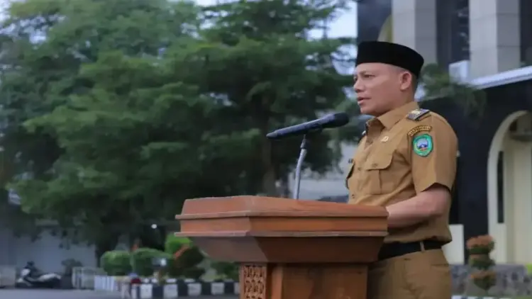 Bupati Pasaman, Sabar AS dihadapan jajaran ASN.(ANTARA/ Heri Sumarno).