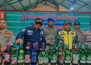 Satpol PP Agam Sita 30 Botol Miras dan 35 Liter Tuak dalam Operasi Pekat