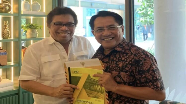 Bupati Padang Pariaman, Sumbar John Kenedy Azis (kanan) menyerahkan proposal perbaikan jembatan Kayu Gadang di Sikabu Kecamatan Lubuk Alung pada Jumat kemarin. Antara/HO-Diskominfo Padang Pariaman