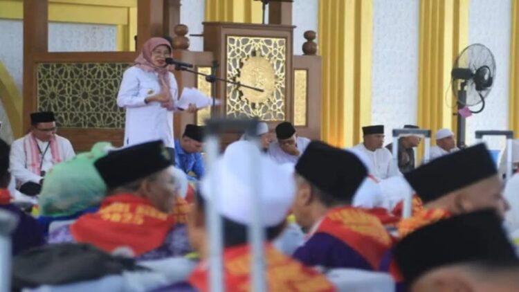Wabup Dharmasraya Lepas 182 Calon Haji, Ingatkan Jaga Kesehatan dan Niat yang Ikhlas 1 Wakil Bupati Leli Arni saat pelepasan calon jamaah haji, di Masjid Agung Dharmasraya, Rabu (21/5). (Antara/HO-Kominfo Dharmasraya)
