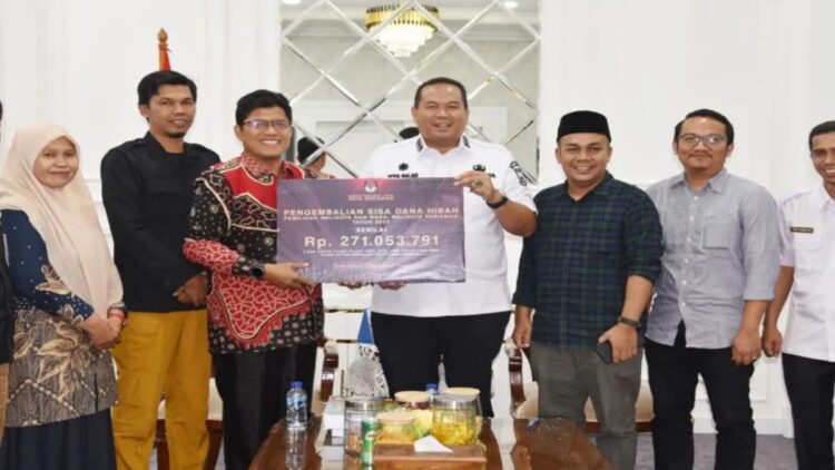 Pemko Pariaman Terima Pengembalian Sisa Dana Hibah Pilkada 2024 Rp271 Juta dari KPU 1 Wali Kota Pariaman Yota Balad (kanan) menerima secara simbolis pengembalian sisa dana hibah Pilkada dari Ketua KPU Pariaman Ali Unan. Antara/HO-Diskominfo Pariaman