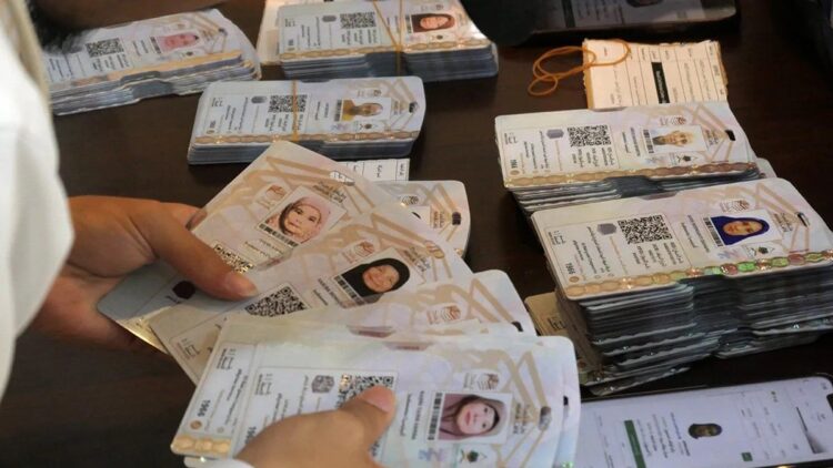 Distribusi Kartu Nusuk Jamaah Haji Indonesia di Tanah Suci Capai 95 Persen 1 Petugas syarikah menyiapkan kartu Nusuk yang akan dibagikan kepada jamaah calon haji Indonesia Kloter 32 UPG di Hotel Al Sadoon 1, Makkah, Arab Saudi, Sabtu (24/5/2025). ANTARA FOTO/Andika Wahyu/Spt.