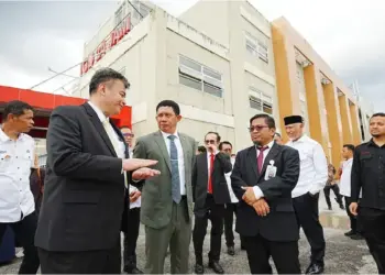 Kepala BNPB bersama Gubernur Mahyeldi dan jajaran pimpinan Unand mengecek kondisi RS Unand. (dok. Unand)