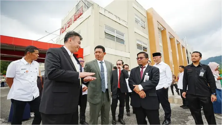 Gubernur Mahyeldi Rekomendasikan RS Unand Jadi Pusat Penanganan Korban Bencana di Sumbar 1 Kepala BNPB bersama Gubernur Mahyeldi dan jajaran pimpinan Unand mengecek kondisi RS Unand. (dok. Unand)