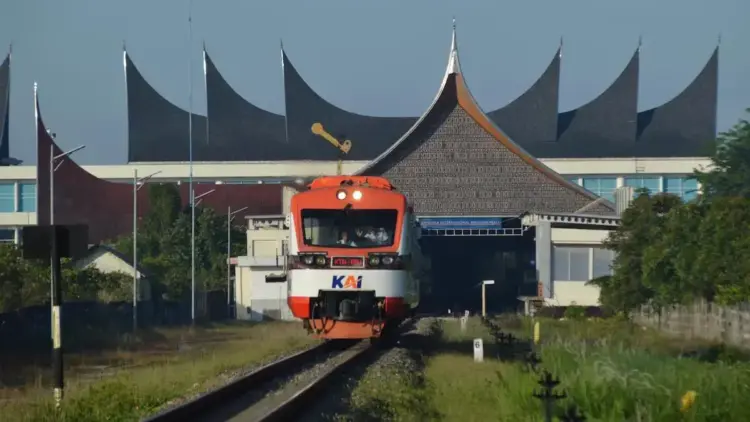 Menikmati Keindahan Alam dan Wisata Sumatera Barat dengan Kereta Api 1 Kereta Api Lembah Anai yang melalui rute Kayu Tanam-BIM. (dok. Humas KAI)