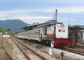Kereta Api Si Binuang yang menjadi angkutan favorit di KAI Divre II Sumbar untuk liburan ke tempat wisata. (dok. Humas KAI)