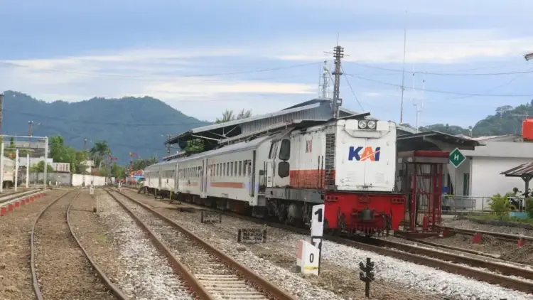 Kereta Api Si Binuang yang menjadi angkutan favorit di KAI Divre II Sumbar untuk liburan ke tempat wisata. (dok. Humas KAI)