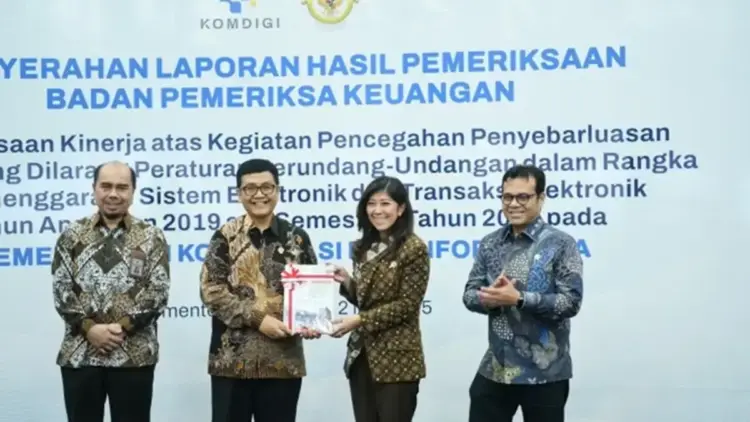 Menkomdigi Meutya Hafid dalam acara Penyerahan Laporan Hasil Pemeriksaan (LHP) BPK RI di kantor Kemkomdigi, Jakarta (Humas Komdigi)