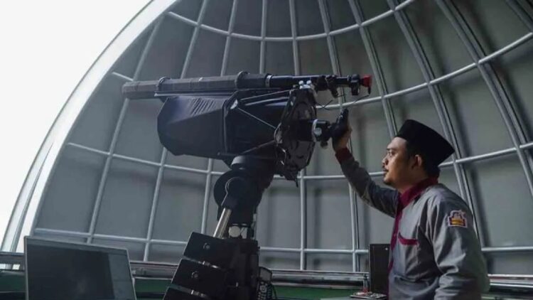 Idul Adha 2025 Jatuh pada Jumat 6 Juni 1 Petugas mengamati posisi hilal di Pusat Observasi Bulan (POB) Syekh Bela Belu, Parangtritis, Bantul, DI Yogyakarta, Selasa (27/5/2025). ANTARA FOTO/Hendra Nurdiyansyah/rwa.