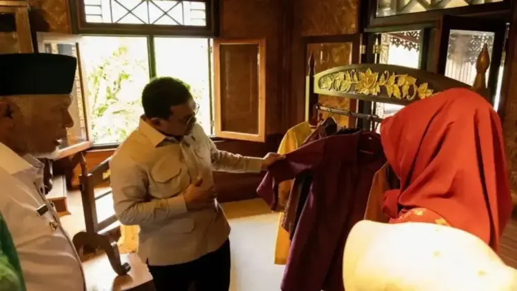 Program “UMKM Bisa Ekspor” Capai Transaksi Rp850 Miliar hingga April 2025 1 Menteri Perdagangan (Mendag) Budi Santoso (tengah) melihat salah hasil produk UMKM di Kota Padang, Sumatera Barat, Jumat (9/5/2025). (ANTARA/Muhammad Zulfikar)