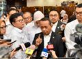 Menteri Energi dan Sumber Daya Mineral (ESDM) Bahlil Lahadalia (tengah), Direktur Jenderal Ketenagalistrikan Kementerian ESDM Jisman P Hutajulu (kedua dari kiri), Direktur Jenderal Energi Baru Terbarukan dan Konservasi Energi Kementerian ESDM Eniya Listiani Dewi (kiri), Direktur Utama PLN Darmawan Prasodjo (kanan) dan Tenaga Ahli Menteri ESDM Bidang Negosiasi, Diplomasi dan Kerjasama Mineral dan Batubara, Michael Wattimena (kedua dari kanan) dalam kesempatannya bersama media usai mengumumkan Rencana Usaha Penyediaan Tenaga Listrik (RUPTL) PLN 2025-2034 di Jakarta pada Senin (26/5). (dok. Humas PLN)