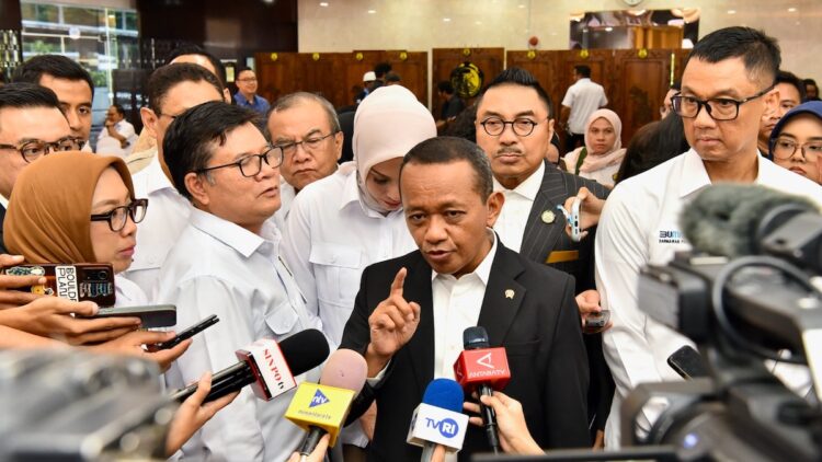 PLN Siap Laksanakan RUPTL 2025-2034 untuk Tingkatkan Investasi 1 Menteri Energi dan Sumber Daya Mineral (ESDM) Bahlil Lahadalia (tengah), Direktur Jenderal Ketenagalistrikan Kementerian ESDM Jisman P Hutajulu (kedua dari kiri), Direktur Jenderal Energi Baru Terbarukan dan Konservasi Energi Kementerian ESDM Eniya Listiani Dewi (kiri), Direktur Utama PLN Darmawan Prasodjo (kanan) dan Tenaga Ahli Menteri ESDM Bidang Negosiasi, Diplomasi dan Kerjasama Mineral dan Batubara, Michael Wattimena (kedua dari kanan) dalam kesempatannya bersama media usai mengumumkan Rencana Usaha Penyediaan Tenaga Listrik (RUPTL) PLN 2025-2034 di Jakarta pada Senin (26/5). (dok. Humas PLN)