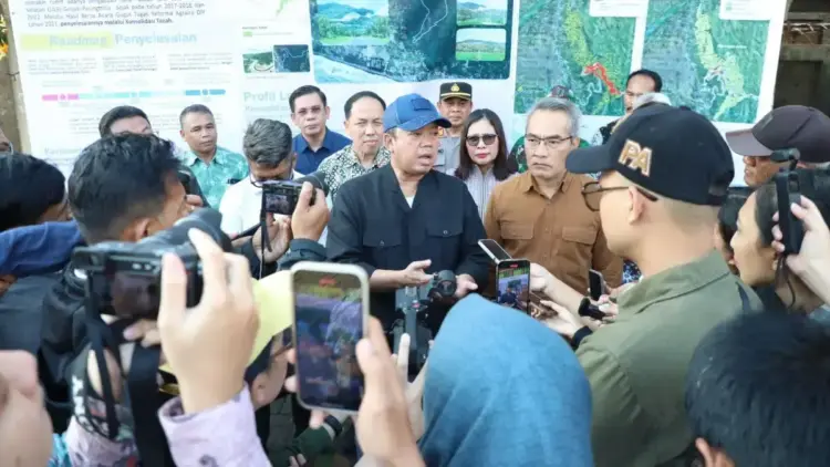 Menteri Nusron Harapkan Warga Parangtritis Manfaatkan Tanah untuk Masa Depan Keluarga 1 Menteri Nusron bertemu dengan warga Parang Tritis