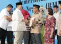Menteri Nusron serahkan sertifikat tanah di Sumatera Utara. (dok. ATR/BPN)